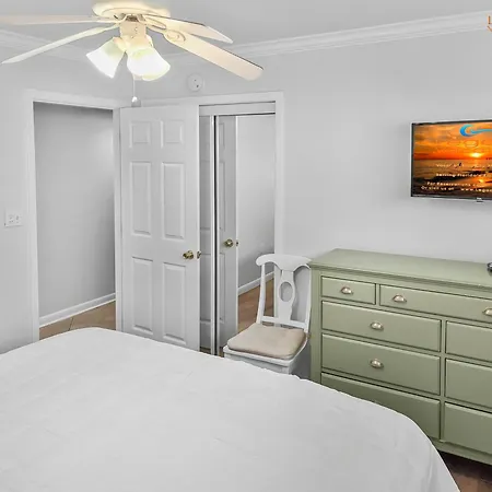 Is9-Cozy Upstairs Beachfront Condo - King Beds